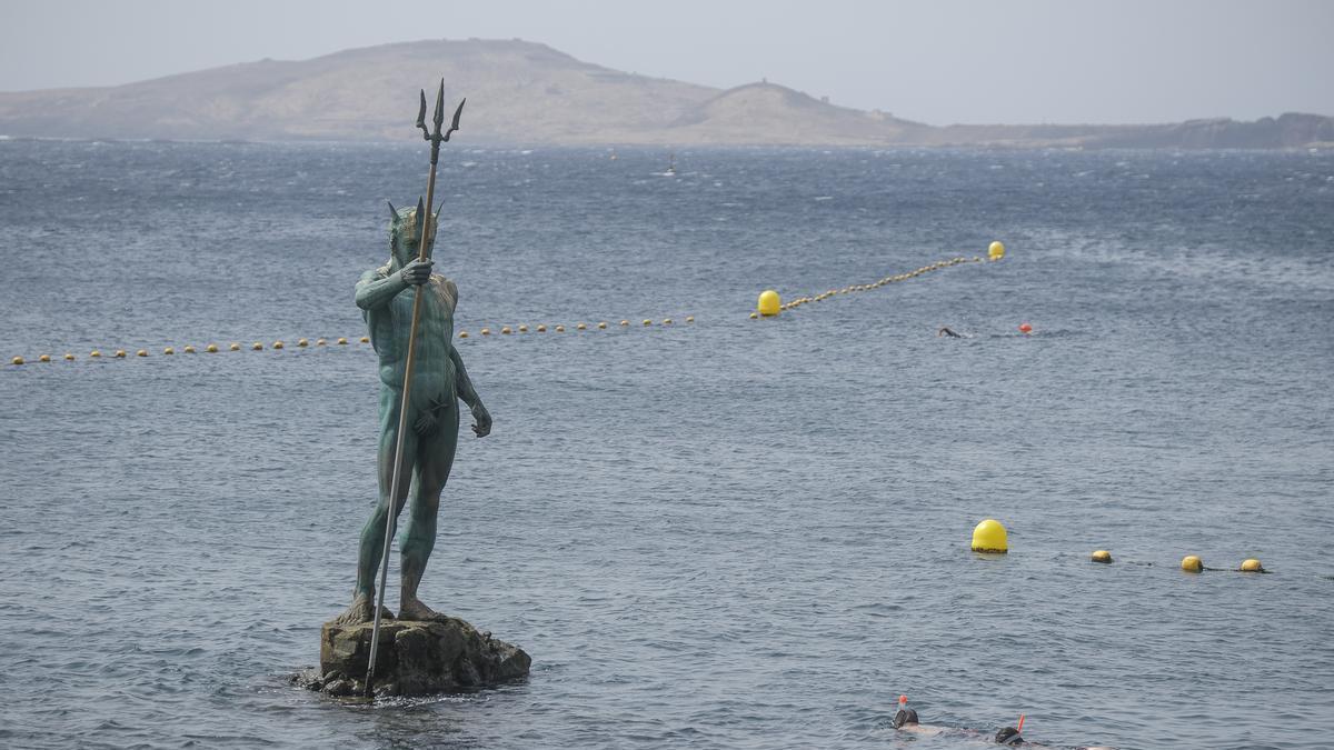 Bañistas en la playa de Melenara, en Telde.