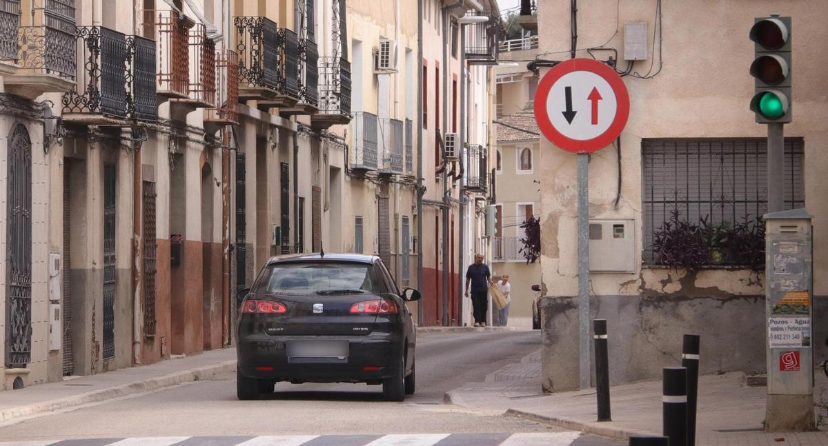 Tramo estrecho de la travesía de Benimarfull donde el tráfico se regula con semáforos.