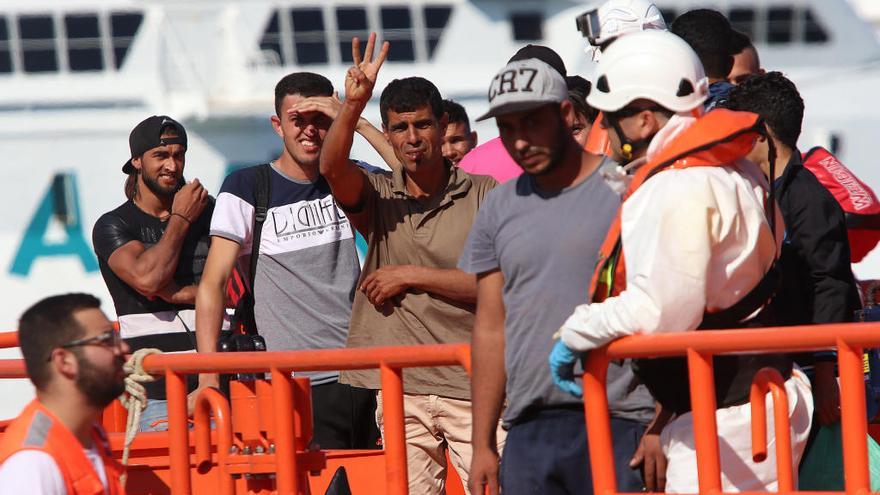 Las personas rescatadas, a su llegada al puerto.