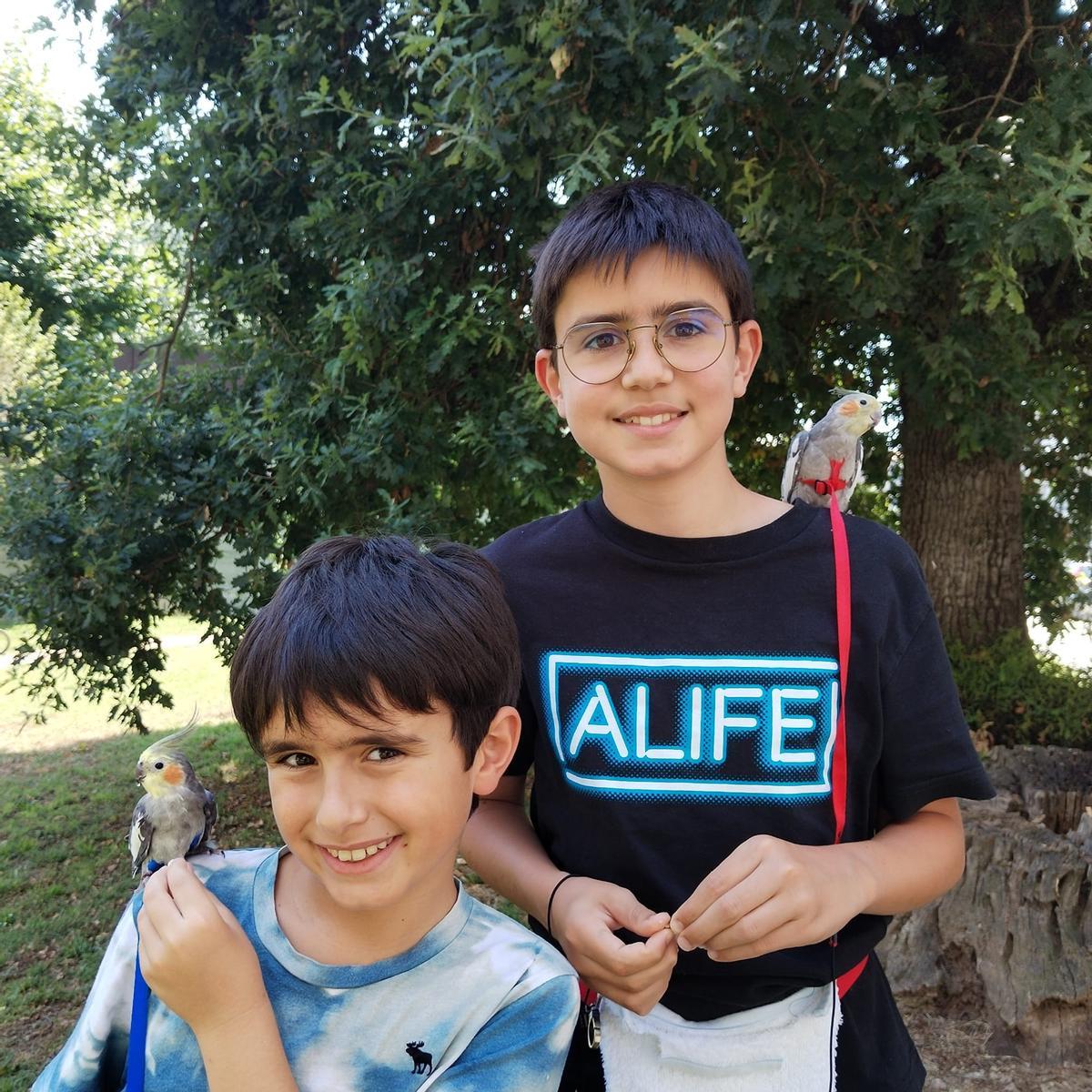 Rey y Castaña en los hombros de Jon (derecha), y su hermano pequeño.