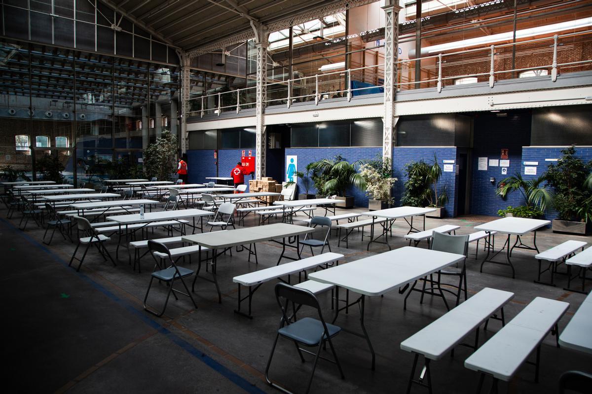 Comedor preparado en el centro deportivo para los refugiados