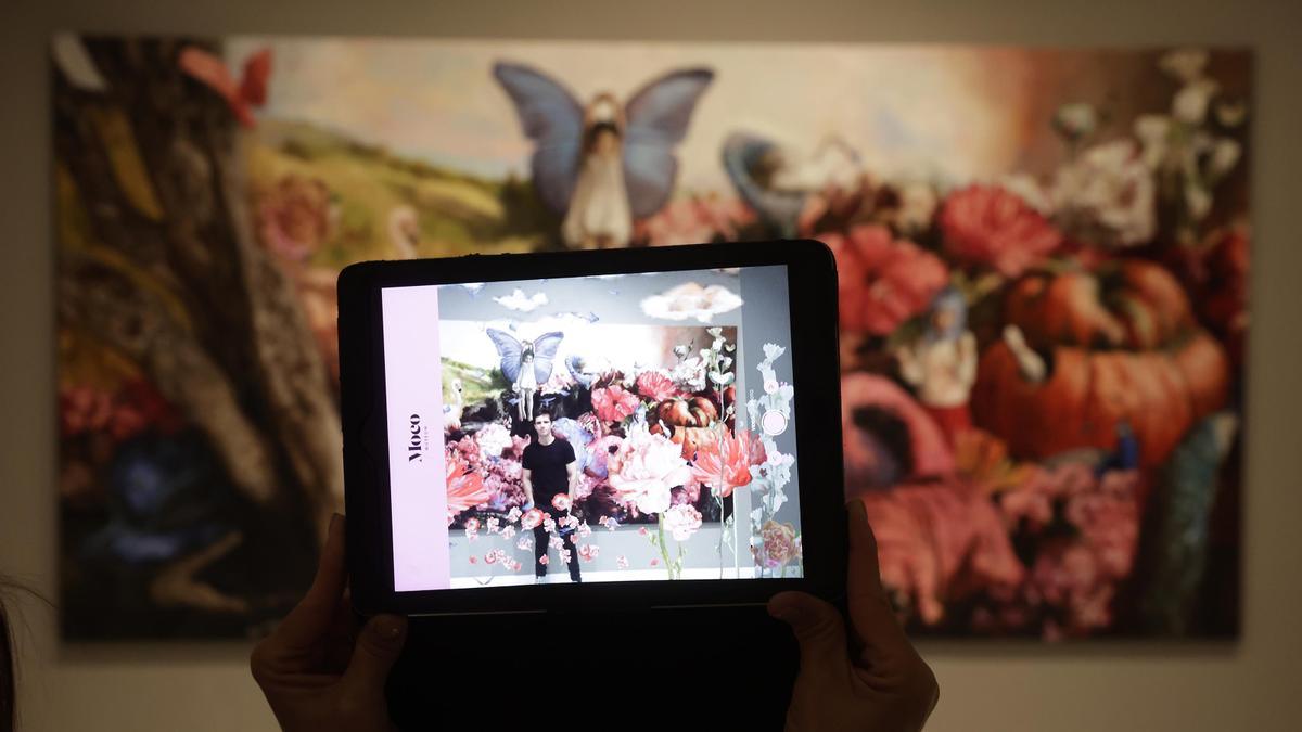 El artista Guillermo Lorca muestra su obra con una nueva herramienta en realidad aumentada en el Moco Museum.