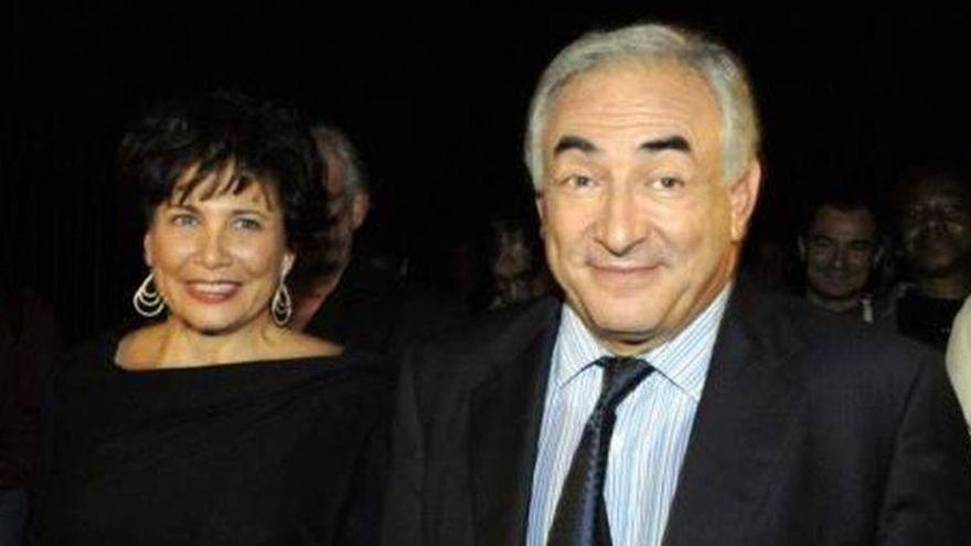 La prensa francesa da por acabado el matrimonio de Strauss-Kahn con Sinclair