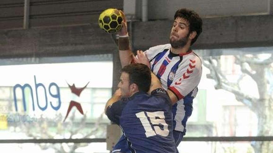 Un jugador del OAR salta sobre uno del Cangas. / juan varela