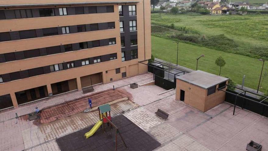 Limpieza de un patio de manzana en El Lauredal.