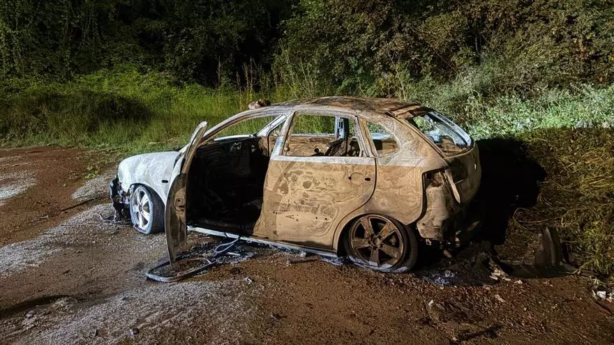 Arde un coche bajo el puente de la AP-9 tras meses denunciando su abandono ante el Concello de Pontevedra