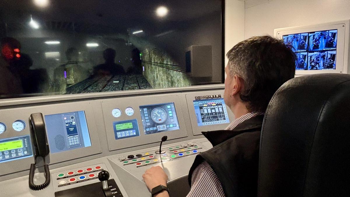 Una de las cabinas de TMB que simula la conducción de un metro de Barcelona