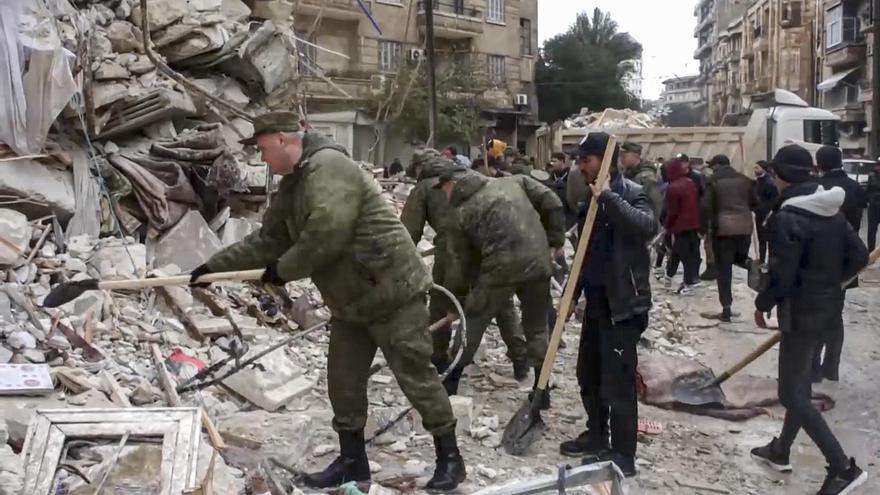 Un joven es rescatado con vida tras 26 horas entre los escombros en Siria.