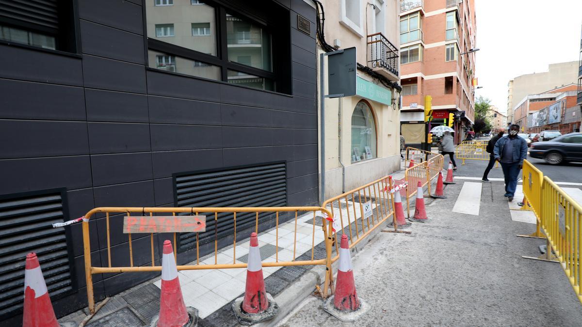 Las obras para instalar la placa conmemorativa sobre el suelo, donde ocurrió el atentado, están terminando.