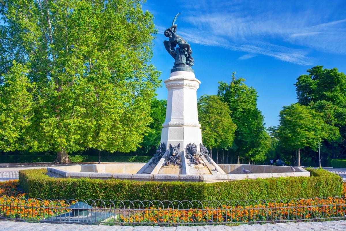 La fuente del Ángel Caído en el Parque del Retiro de Madrid