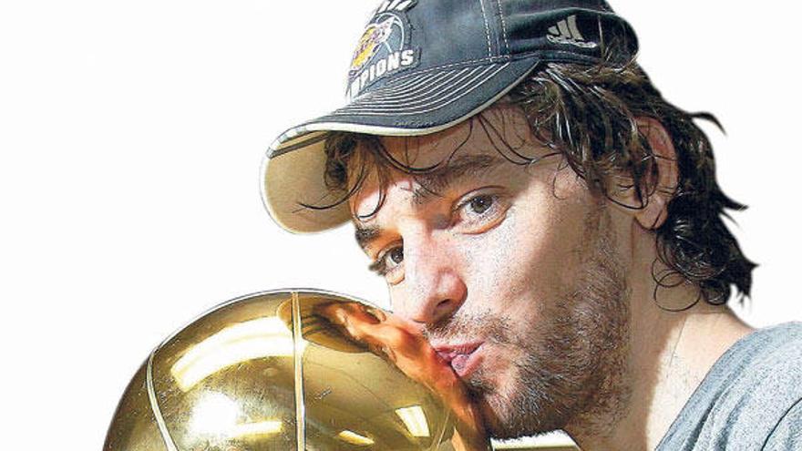 Pau Gasol se convirtió la pasada temporada en el primer español capaz de ganar un anillo de la NBA. En la imagen, Pau besa la Copa de campeones en la fiesta de celebración.