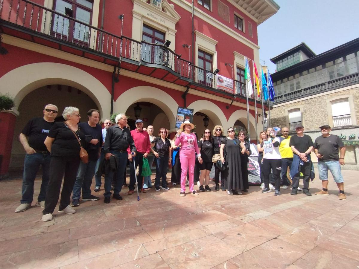 Los vecinos, frente al Ayuntamiento.