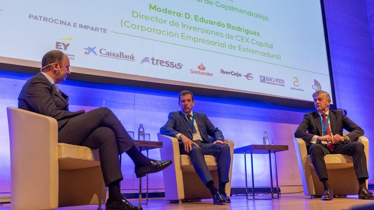 Eduardo Rodríguez, flanqueado por Ángel Jaén y Francisco Javier del Pueyo, en el primer Foro Económico Financiero de Extremadura, organizado por la AEEF.