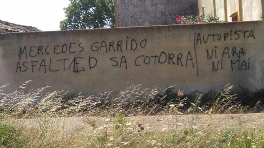 Pintadas machistas contra la consellera de Territorio por el desdoblamiento Llucmajor-Campos
