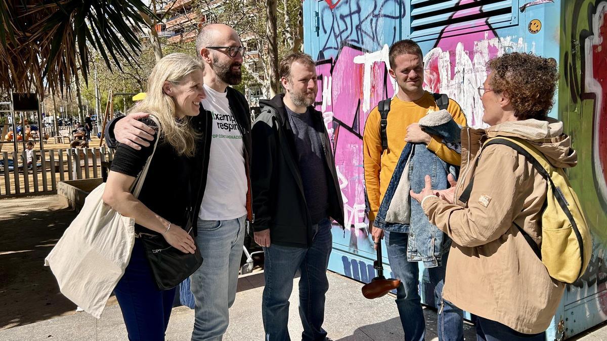 Caroline, Luca, Genís, Jordi y Marga, miembros de Eixample Respira, frente a la estación de medición de contaminación de Urgell con avenida de Roma, este miércoles