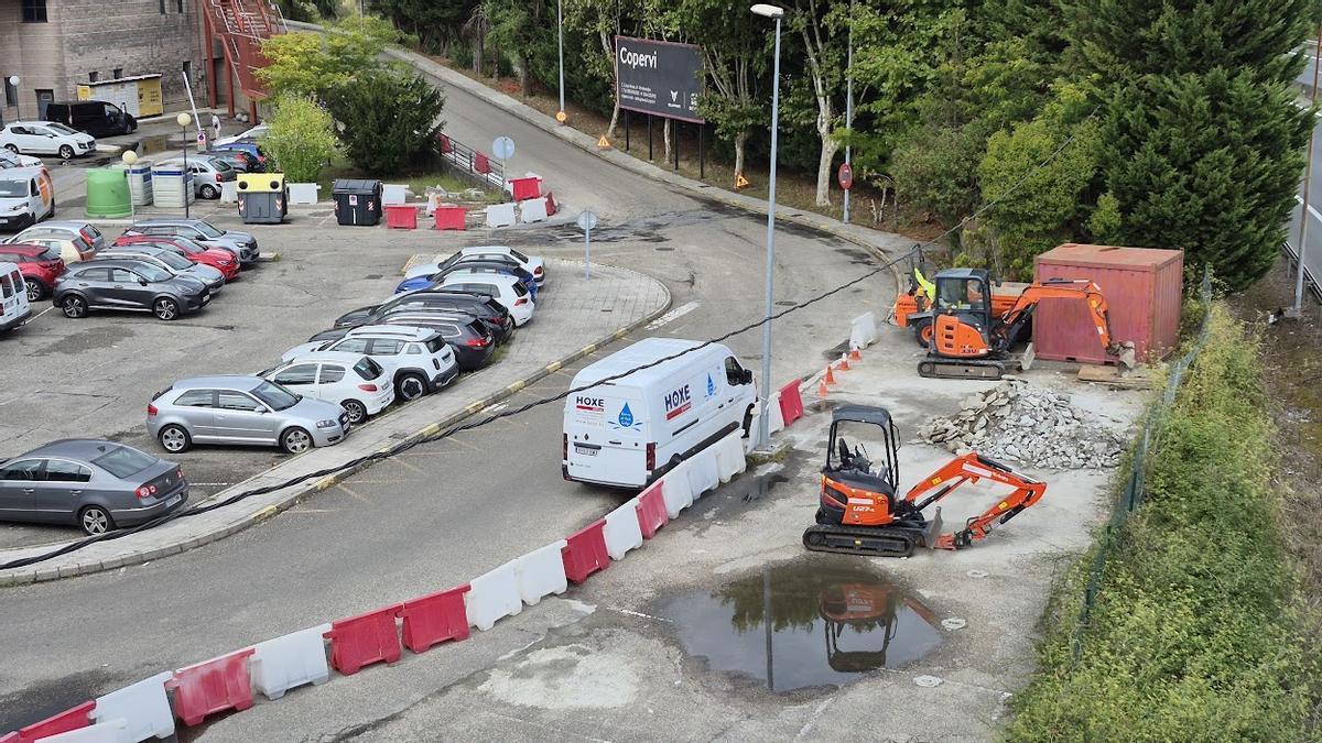 Maquinaria en la zona de obras, en el parking de A Barca.