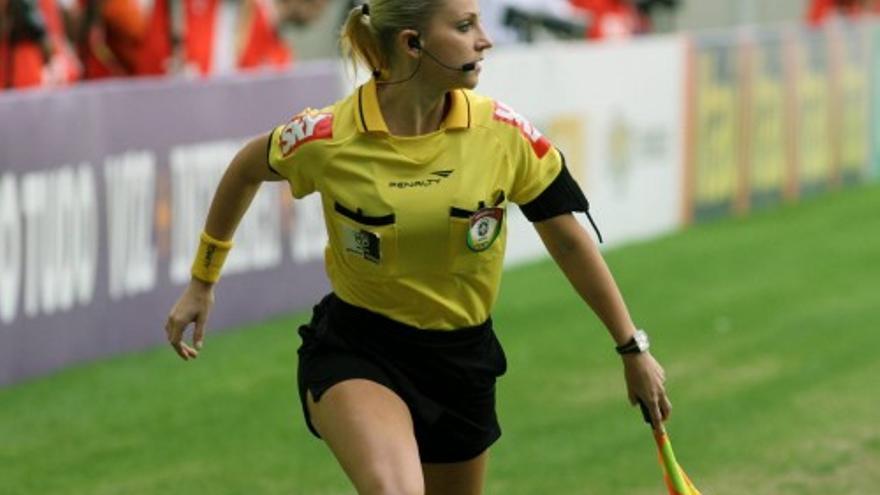 La asistente Fernanda Colombo Uliana, la sensación del fútbol brasileño