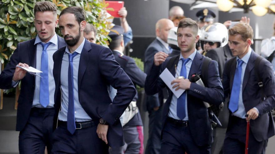 Los jugadores del Atlético, a su llegada a Milán.