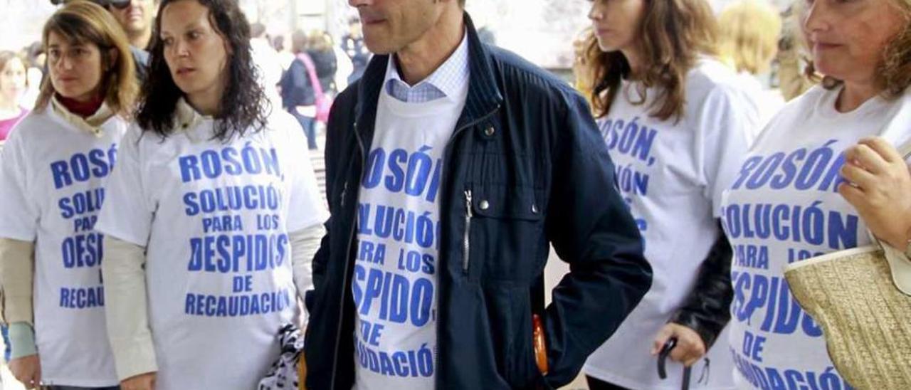 Trabajadores de La Auxiliar de Recaudación durante una protesta contra el tripartito.