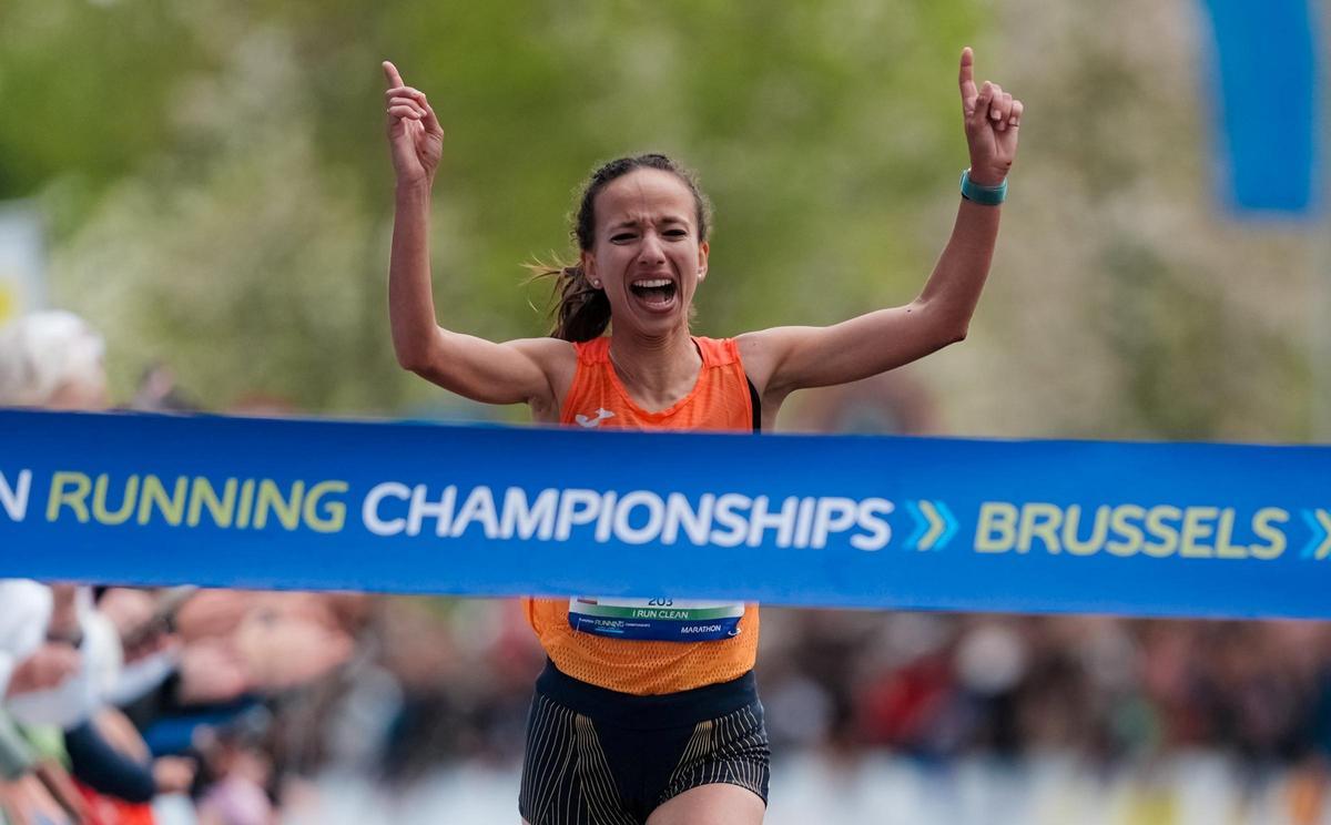 ouha Fátima Ouhaddou celebra la victoria en la meta de la maratón del Campeonato de Europa