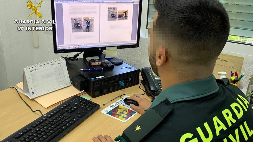 Un agente de la Guardia Civil, durante la investigación