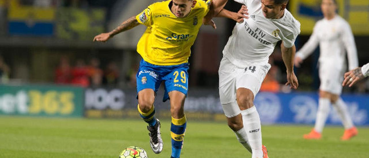 Nili Perdomo cubre el balón ante la presión de Casemiro.