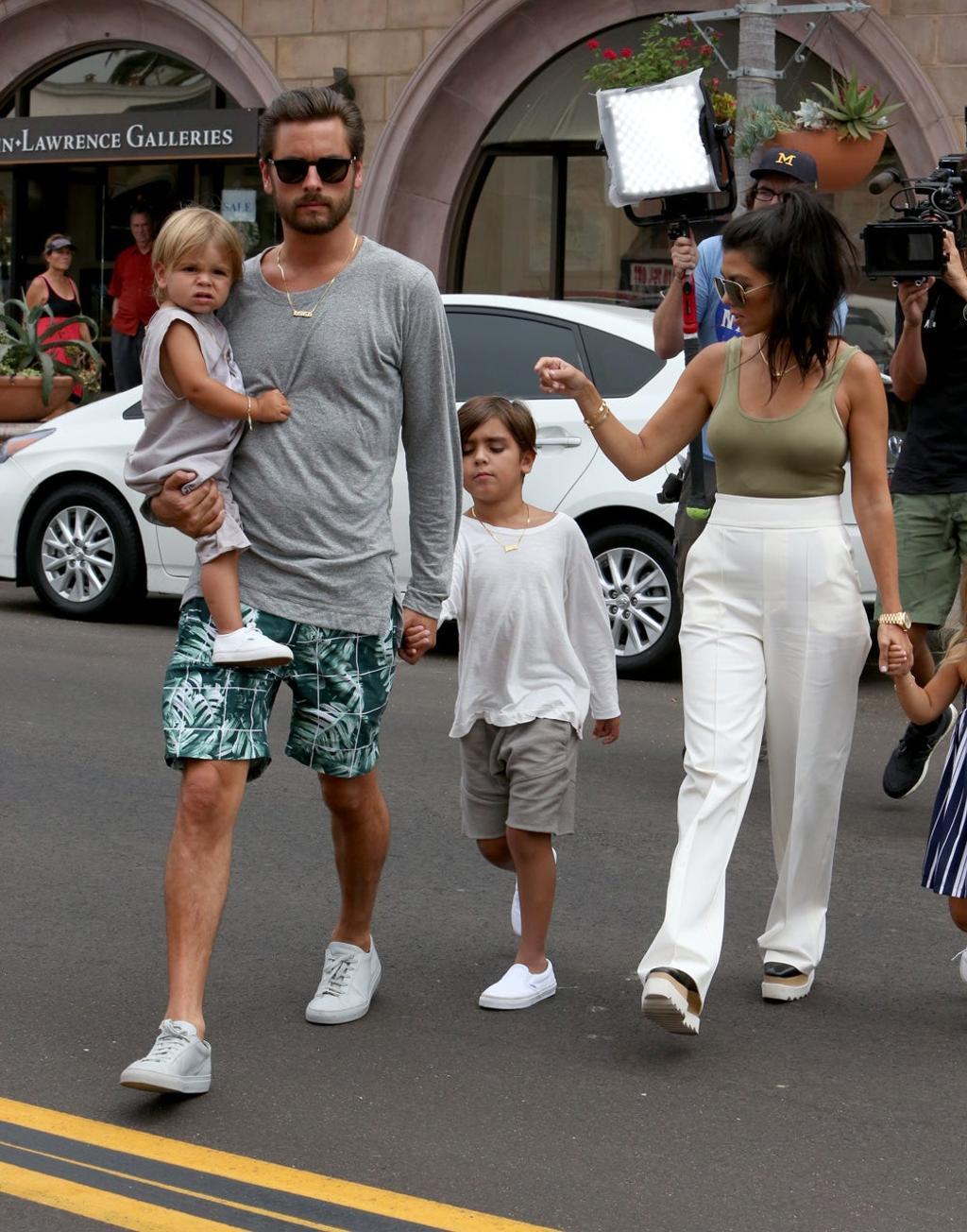 Scott Disick y Kourtney Kardashian con sus hijos