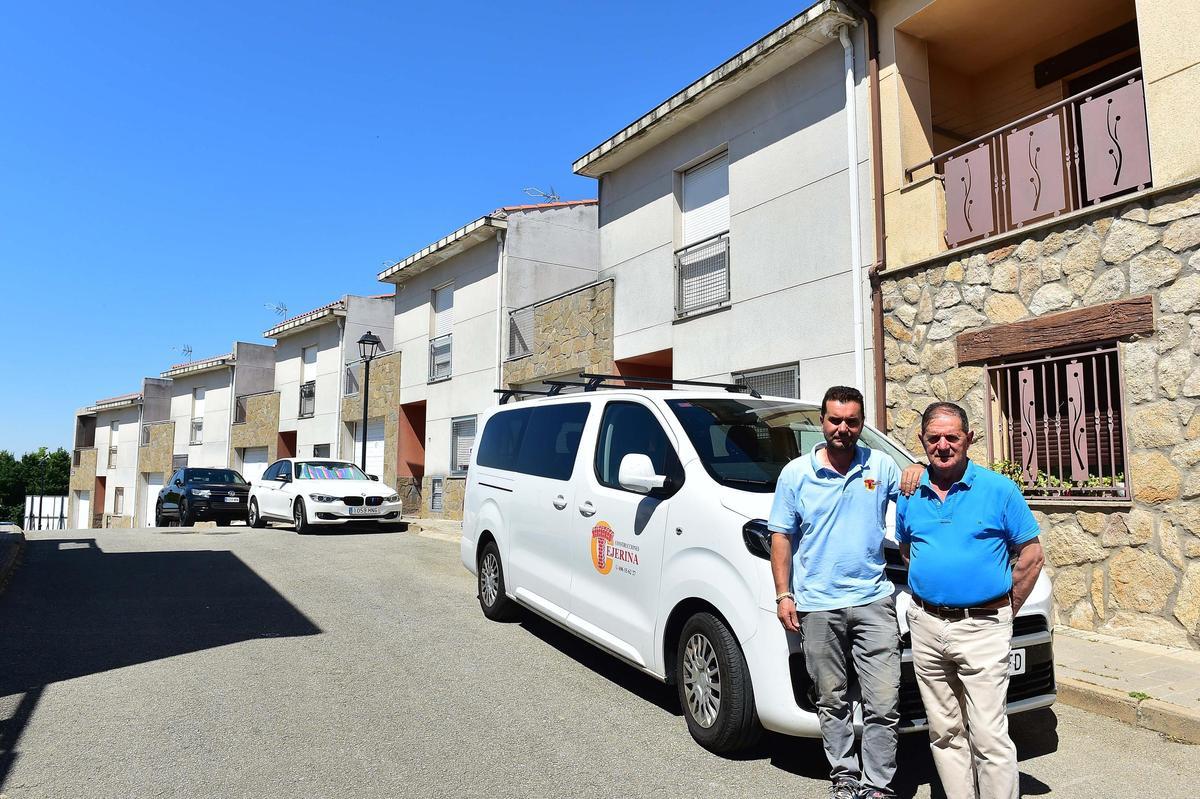 Rubén Tejerina, junto a su padre, Eugenio, en Malpartida de Plasencia.