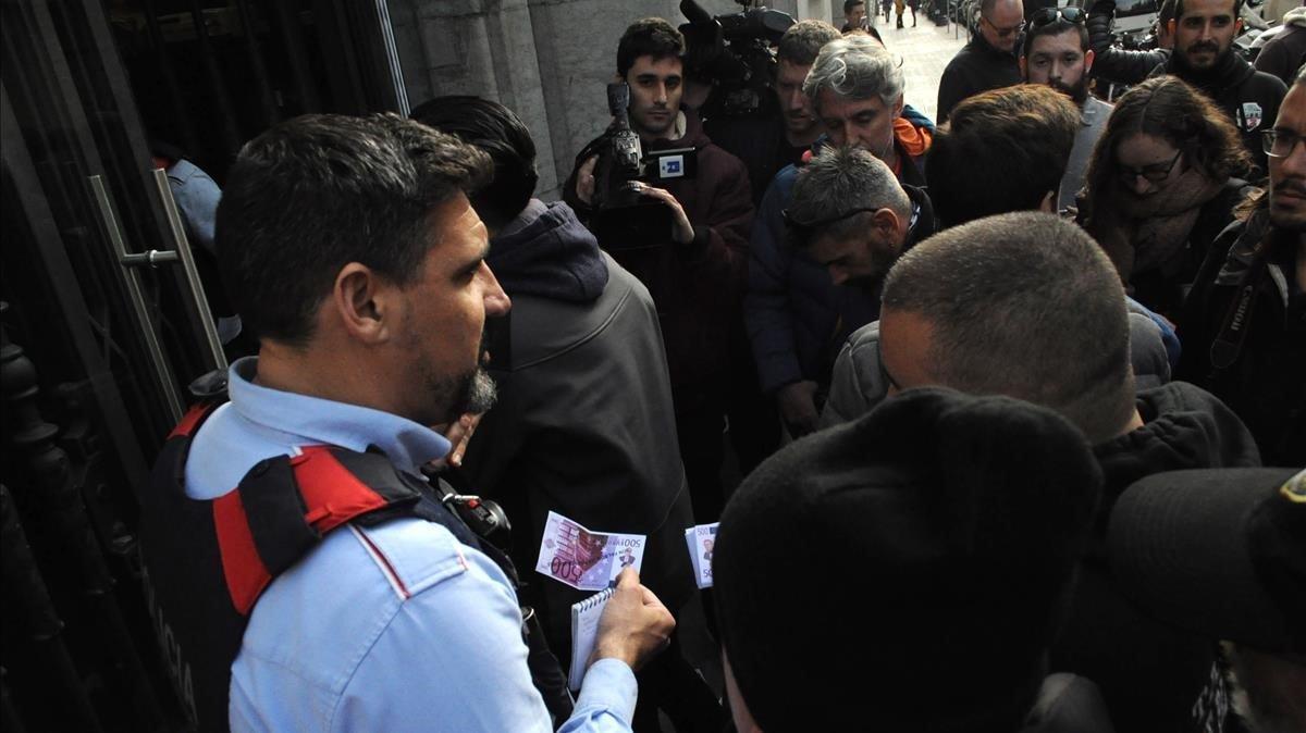 zentauroepp46583942 un agente de los mossos con el billete falso de los taxistas190117144205