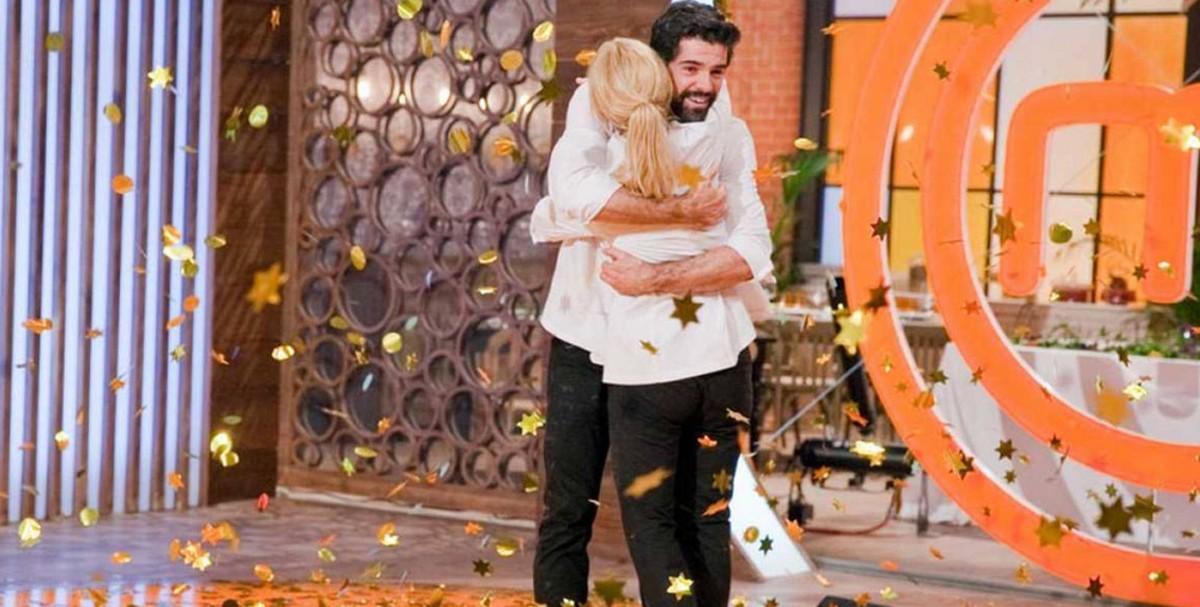 Miguel Ángel Muñoz abraza a Cayetana Guillén Cuervo tras proclamarse campeón de 'Masterchef celebrity'