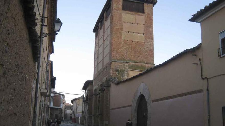 Al fondo, antiguo torreón de piedra del convento en el que se han detectado cesiones. Foto