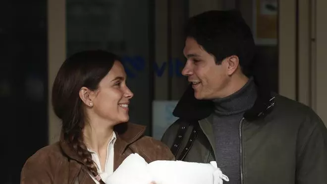 Tras la llegada de su tercera hija, María Pombo y Pablo Castellano protagonizan su primera gran polémica: "Ya tenemos el padre del año"