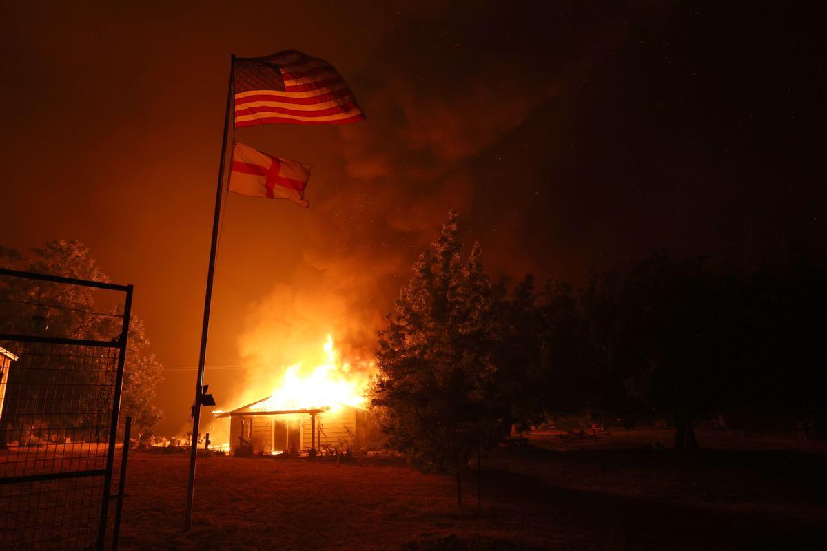 Otro devastador fuego en Mariposa (California) se acerca al parque de Yosemite