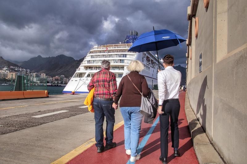 Llegada del crucero de lujo Europa2 al puerto de Santa Cruz de Tenerife