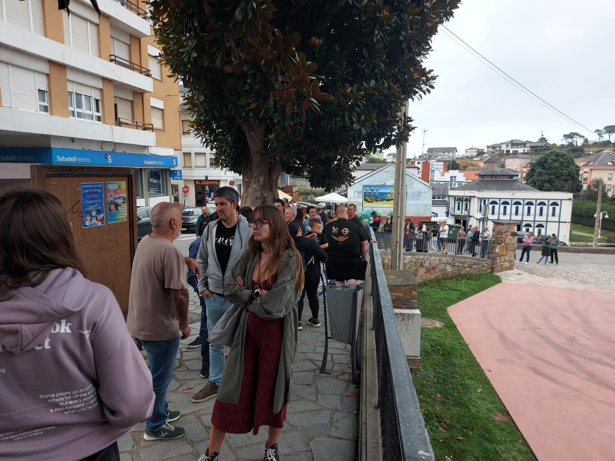 En imágenes: Colas en Puerto de Vega para conseguir una entrada para el partido de la Copa del Rey