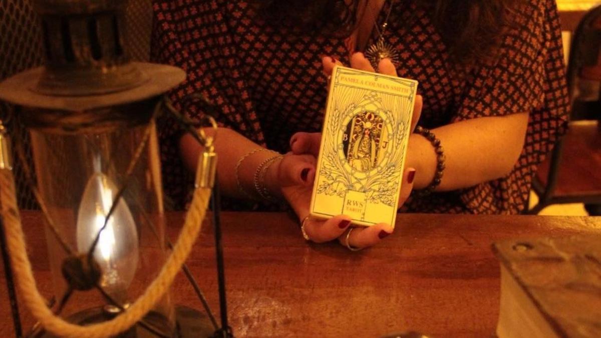 Tirada de cartas en Alquimia.