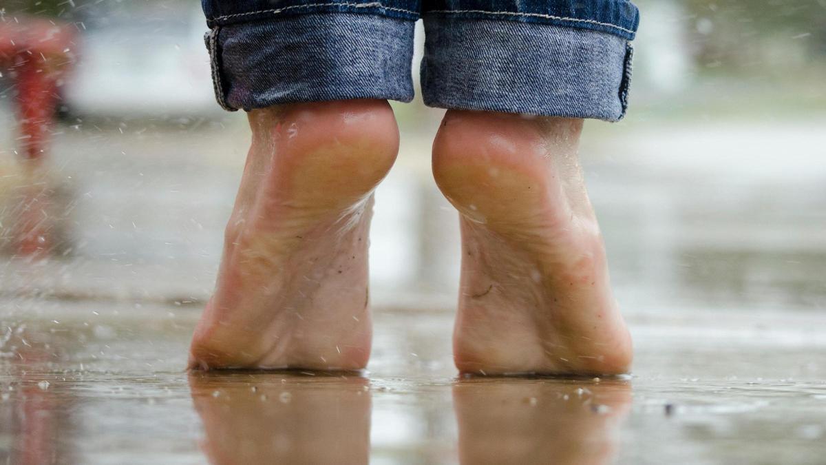 Pies descalzos bajo la lluvia.