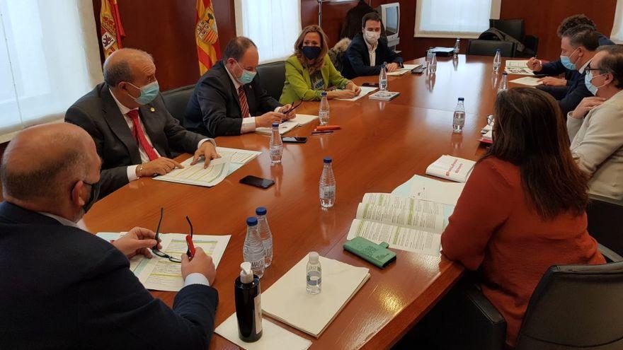 Mayte Pérez, junto a los representantes de los agentes sociales de Teruel