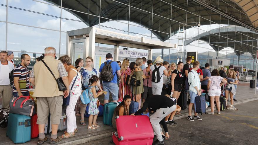 Más de 5.000 turistas al día aterrizan en el aeropuerto de Alicante-Elche en horarios en los que apenas hay autobuses