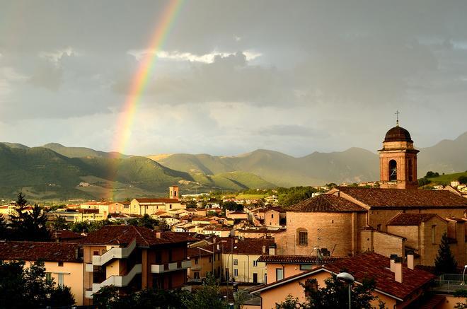 Ciudad de Fabriano bajo el arco iris