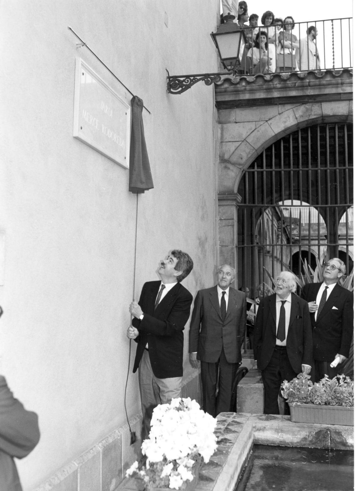 El alcalde Pasqual Maragall inaugurando en 1988 los jardines Mercè Rodoreda dentro de la sede del IEC, junto a Frederic Rahola, Ramon Aramon y Emili Giralt