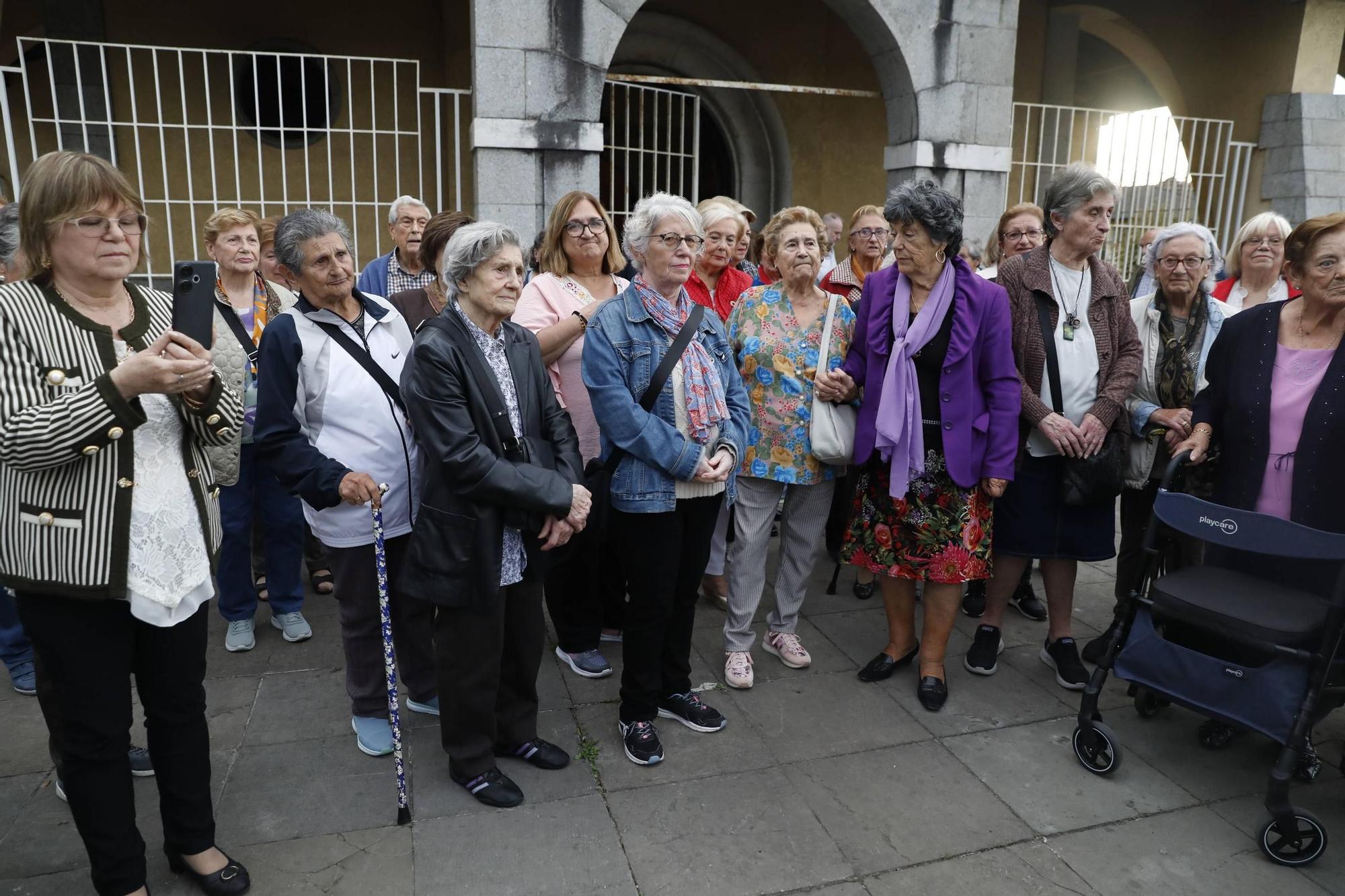 EN IMÁGENES: Así fue el exorcismo del nuevo párroco de Llaranes, Miguel Alderete