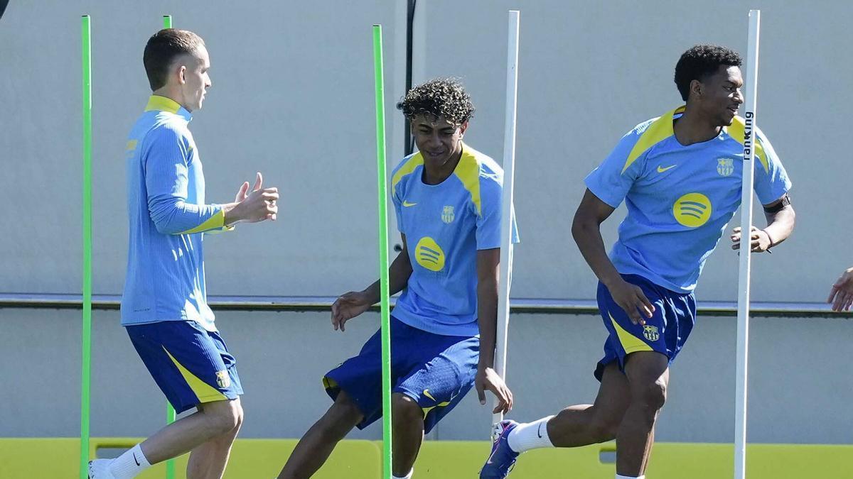 Marc Casadó, Lamine Yamal y Alejandro Balde, durante un entrenamiento del Barça