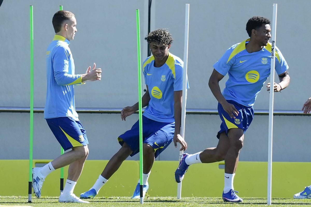 Marc Casadó, Lamine Yamal y Alejandro Balde, durante el entrenamiento del Barça de este viernes.