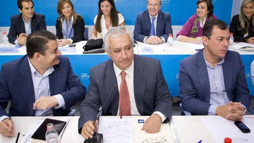 El presidente del PP-A, Javier Arenas (c), acompañado por el secretario regional, Antonio Sanz (i) y el provincial José Luis Sanz (d), preside la reunión de la Junta Directiva Regional de los populares andaluces celebrada hoy en Sevilla.