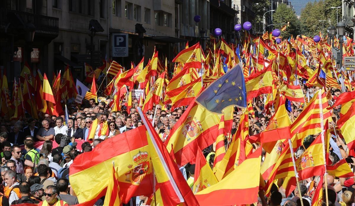 Vista de la marcha de los no Independentistas durante su paso por Vía Laietana
