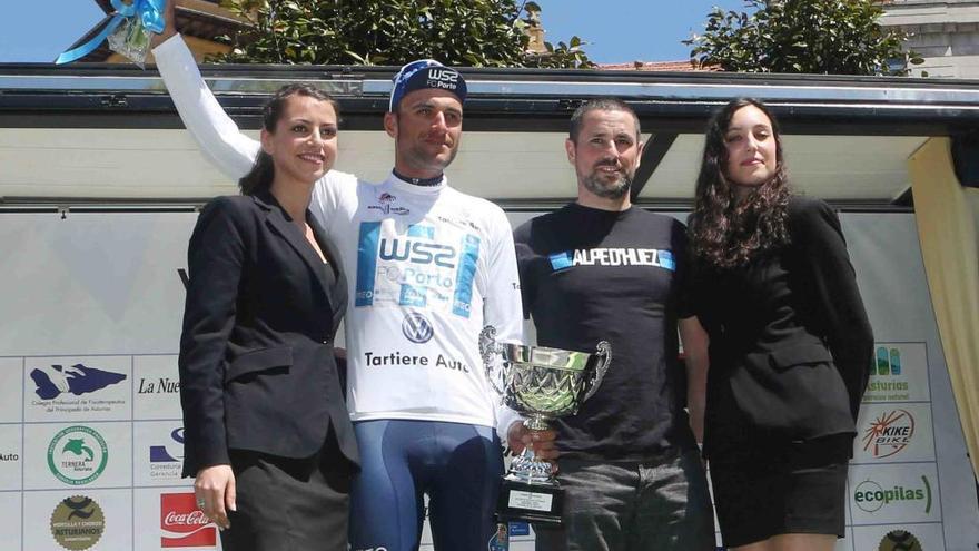 Raúl Alarcón, en Oviedo en el podio, como mejor escalador de la Vuelta Ciclista a Asturias