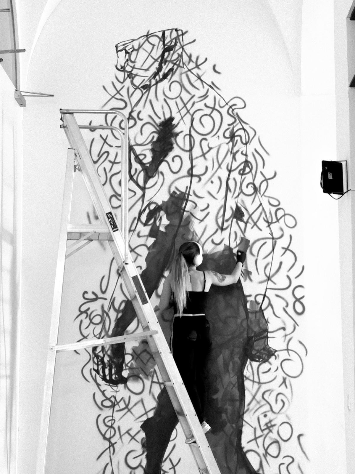 La artista durante el proceso creativo.