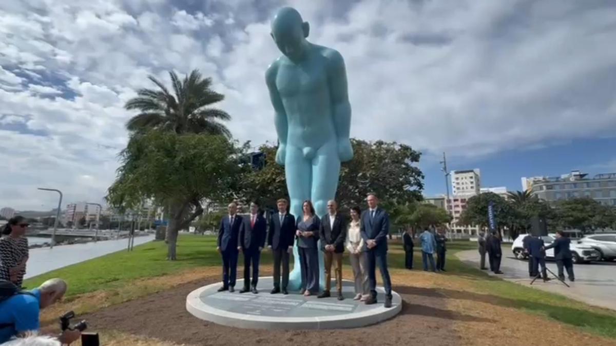 Inauguración de la escultura 'Greetingman' en la plaza de Canarias