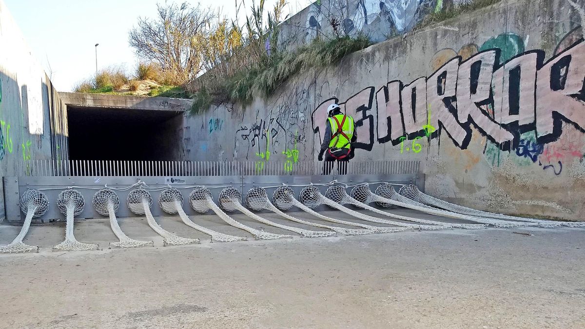 Sistema TecnoGrabber instal·lat per tal de retenir els residus que hi ha al clavegueram i que són arrossegats en els episodis de pluges intenses